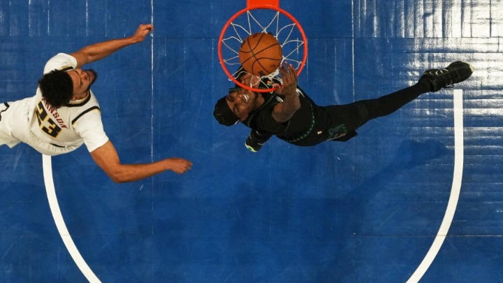 Prozivao igrače Denvera da ne igraju odbranu, pa zakucao za pobedu i stezao mišiće ispred Jokića (VIDEO)