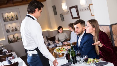 CRVENI ALARM u restoranu: 7 znakova da vas konobar ne poštuje – NE OSTAJTE NI SEKUNDU, tražite menadžera odmah