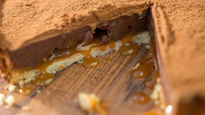 Brzinski kolač sa keksom i pudingom bez pečenja: Spas za iznenadne goste, a ukus je čisto savršenstvo 