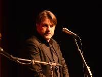 Skriveni talenat Marka Miloševića: Pesnik iznenadio publiku (VIDEO)