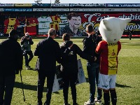 Suze na fudbalskoj utakmici: Karla je radila u klubu 28 godina, navijači su joj priredili nešto neverovatno (VIDEO)