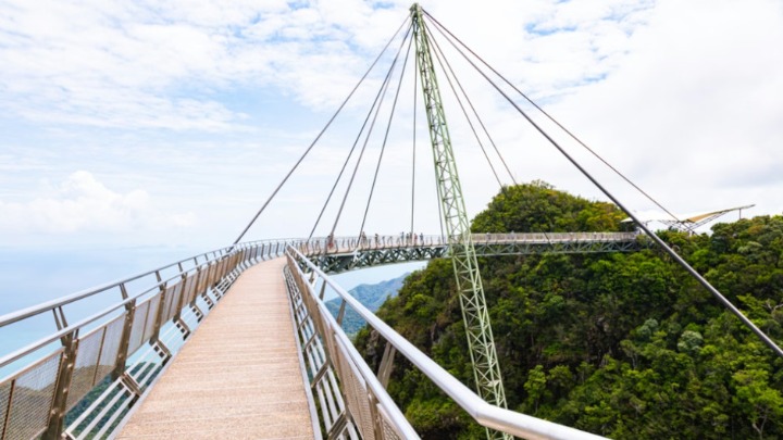 MOST KOJI NIGDE NE VODI, A OSTAVLJA BEZ DAHA: Čudo inženjerstva na visini od 660 metara