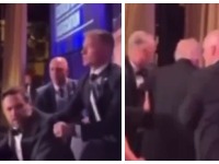 DRAMA NA VEČERI! Tramp ostavljen dok izvode Vensa - SKANDAL PROTOKOLA! (VIDEO)