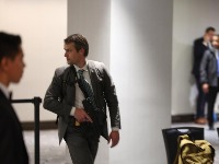 PUCNJAVA na večeri u Vašingtonu: Trampa izvlačili iz sale, Melanija PRVA pala pod sto - agent upucan (VIDEO)