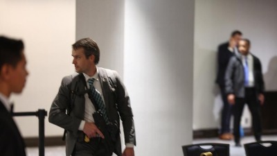 PUCNJAVA na večeri u Vašingtonu: Trampa izvlačili iz sale, Melanija PRVA pala pod sto - agent upucan (VIDEO)