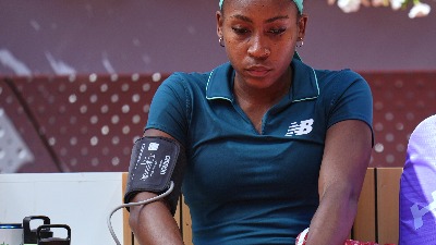 Niko ne može da stoji na nogama: Teniserka povraćala usred meča, šampionka jedva hoda, ovo je razlog (VIDEO)