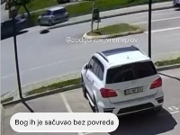 UZNEMIRUJUĆE Snimak jezive saobraćajke: Vozač na pešačkom udario majku i bebu u kolicima (VIDEO)