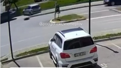 UZNEMIRUJUĆE Snimak jezive saobraćajke: Vozač na pešačkom udario majku i bebu u kolicima (VIDEO)