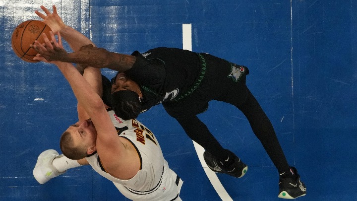 (VIDEO) Umalo haos na meču Denvera: Jokić krenuo da se obračuna sa Mekdenijelsom, sudija i košarkaš Minesote sprečili sukob