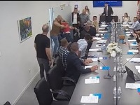 HAOS pred početak sednice Opštinskog veća: POTUKLI SE obezbeđenje i političar (VIDEO)