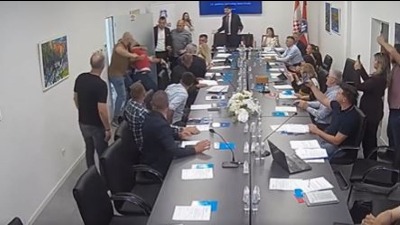 HAOS pred početak sednice Opštinskog veća: POTUKLI SE obezbeđenje i političar (VIDEO)