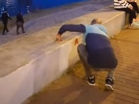 Građani Novog Sada prekrečili grafite protiv studenata na keju (VIDEO)