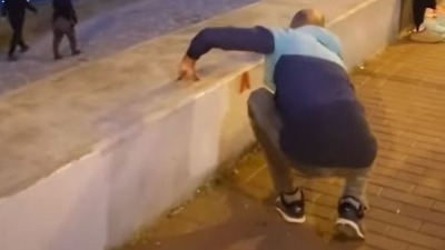 Građani Novog Sada prekrečili grafite protiv studenata na keju (VIDEO)