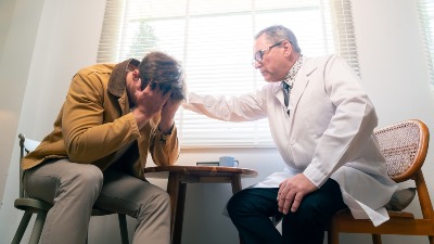 Ovo je 7 glavnih razarača sreće: Čuveni psiholog otkrio uverenja koja nas neprimetno sputavaju