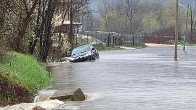 PODVIG VATROGASACA Iz bujice spašene dve osobe na putu Požega–Lučani