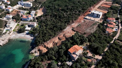 NEVIĐEN ekološki kriminal na crnogorskom primorju! Nelegalno posekao šumu, rušio obalu i gradio na državnom zemljištu!