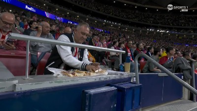 "Uneo je nož na stadion, a nama ne daju ni kišobran" - Šokiraće vas šta čovek radi usred meča Atletiko - Arsenal (VIDEO)