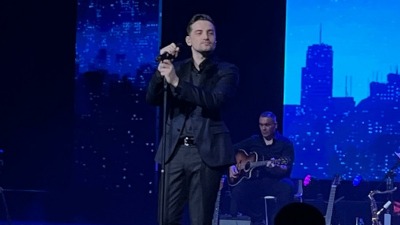 PUBLIKA PEVA UGLAS: Mirza Selimović napravio muzički spektakl u Sava centru