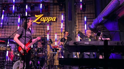 Specijalan gost na nastupu "Nevernih beba": Cenjeni muzičar poznate grupe otpevao pesmu koja je obeležila osamdesete (VIDEO)