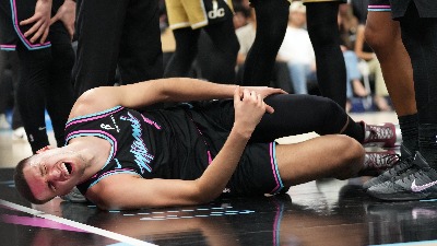 (VIDEO) Muk u hali, povredio se Nikola Jović: Krenuo na zakucavanje, pa završio na parketu