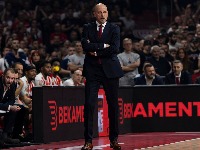 Saša pogubio konce u Zvezdi? Vikao na igrače na tajm-autu, pa seo na klupu i nepomično gledao u jednu tačku (FOTO)