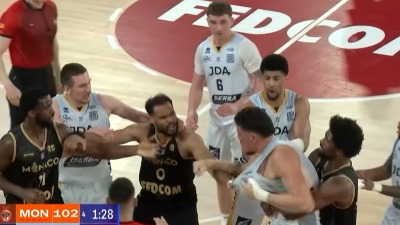 Letele šake na meču Monaka, bilo i krvi! (VIDEO)