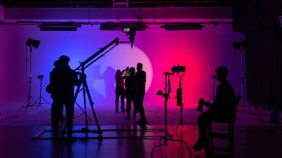 Od skromnih plata do ogromnih honorara: Srpski glumci danas zarađuju i po 3.000 evra dnevno