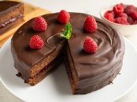 Kraljica deserta: Čokoladna torta sa malinama koja ostavlja bez daha