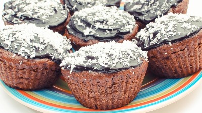 Mafini sa kokosom i bogatom čokoladnom glazurom su raj na nepca 