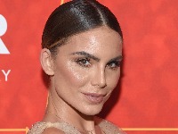 Nina Seničar sa mužem na crvenom tepihu ZASENILA sve u Los Anđelesu: Srpkinja u bordo haljini blista, glumac u odelu koje retko ko sme da ponese (VIDEO)