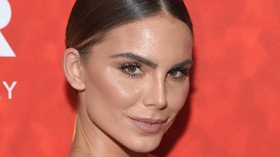 Nina Seničar sa mužem na crvenom tepihu ZASENILA sve u Los Anđelesu: Srpkinja u bordo haljini blista, glumac u odelu koje retko ko sme da ponese (VIDEO)