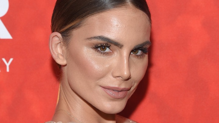 Nina Seničar sa mužem na crvenom tepihu ZASENILA sve u Los Anđelesu: Srpkinja u bordo haljini blista, glumac u odelu koje retko ko sme da ponese (VIDEO)