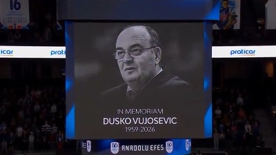 Tužnije utakmica da počne ne može: Košarkaši Partizana i Efesa održali minut ćutanja u čast Vujoševiću