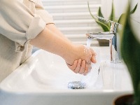 Tihi znakovi povišenog holesterola: Šta vam telo poručuje dok perete ruke?