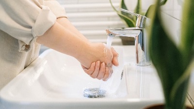 Tihi znakovi povišenog holesterola: Šta vam telo poručuje dok perete ruke?