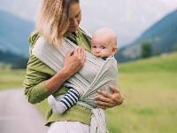  Preti gušenje zbog malih delova: Opasna nosiljka za bebe povučena iz Srbije