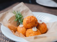 Hrskave kuglice od pire krompira sa slaninom – savršen zalogaj za svaku priliku