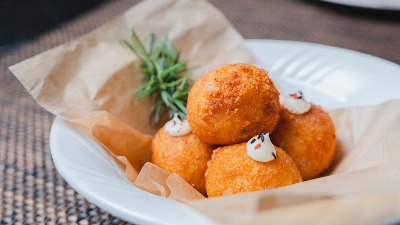 Hrskave kuglice od pire krompira sa slaninom – savršen zalogaj za svaku priliku