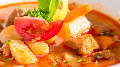 Paprikaš sa testeninom – jednostavan ručak pun ukusa