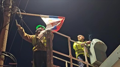Uklanjaju se srpske zastave u centru Gračanice (VIDEO)