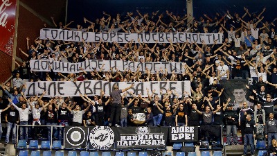 "Grobari" se bakljadom u Beogradu oprostili od Duleta: Pogledajte tužne scene (VIDEO)