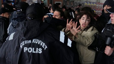 HAOS U ISTANBULU: Policija uhapsila stotine na 1. maj! (FOTO)