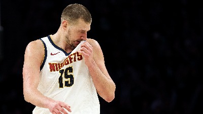 BRUKA! Saigrači, gde ste? Jokić je morao i da se bije sam protiv celog tima Minesote (VIDEO)