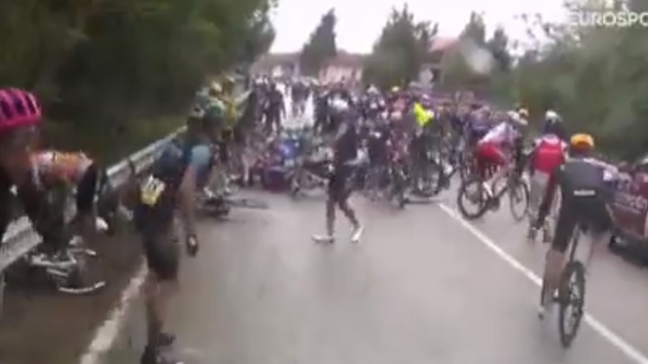 UZNEMIRUJUĆE Jezive scene na Điro d’Italija: Stravičan pad desetine biciklista, neki su neprepoznatljivi (VIDEO)