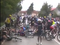 UZNEMIRUJUĆE Jezive scene na Điro d’Italija: Stravičan pad desetine biciklista, neki su neprepoznatljivi (VIDEO)