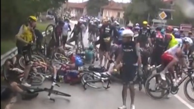 UZNEMIRUJUĆE Jezive scene na Điro d’Italija: Stravičan pad desetine biciklista, neki su neprepoznatljivi (VIDEO)