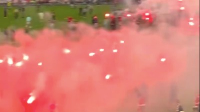 Golman pogođen bakljom, fudbaleri jedva izvukli žive glave: Pogledajte snimke jezivog haosa sa derbija (VIDEO)