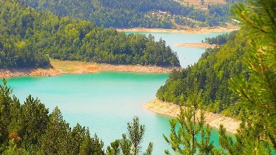 Ovo jezero mnogi nazivaju „Srpsko more“: Tirkizna voda, divlje plaže i pogledi koji ostavljaju bez daha