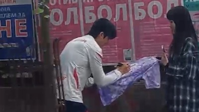 Fudbaler Crvene zvezde imao pune ruke posla nakon treninga - Seol potpisao dres mladoj obožavateljki iz Južne Koreje (VIDEO)