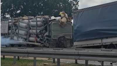 Gas izbija iz cisterne, opasnost od eksplozije: Obustavljen saobraćaj na auto-putu kod Stare Pazove (VIDEO)